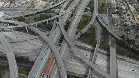 Vista-Aérea-Dando-Vueltas-Lentamente-Sobre-La-Autopista-De-Intercambio-Judge-Pregerson-Que-Muestra-Múltiples-Caminos-Con-Poco-Tráfico-De-Automóviles-En-Los-Ángeles-Durante-Los-Tiempos-De-La-Pandemia-Del-Coronavirus-Covid19-En-Los-Días-Soleados