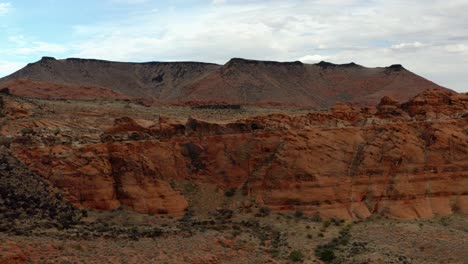 Drohnenaufnahmen-Aus-Der-Luft-Von-Den-Bergigen-Roten-Felsen-Im-Süden-Von-Utah