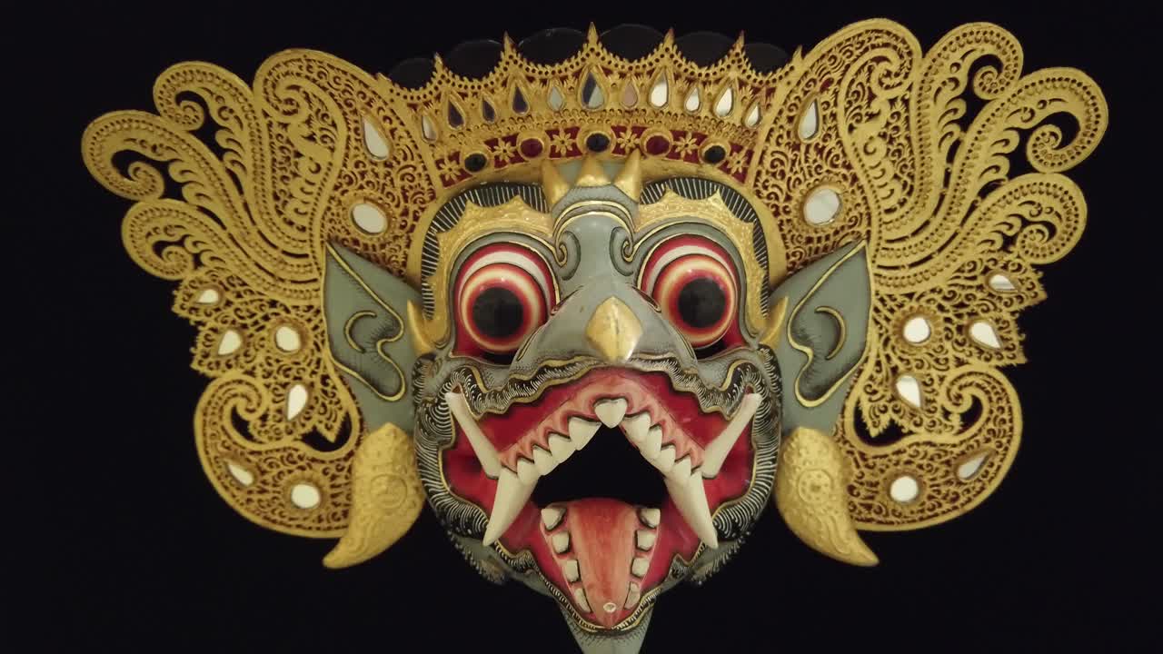 mascarilla tallada en madera de pájaro, carácter topeng de bali indonesia, detalles dorados, primer plano negro fondo infinito, arte asiático