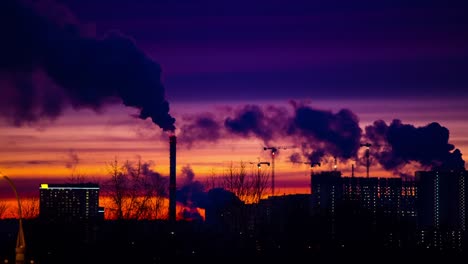 Moderne-Stadt-Am-Abend-Bei-Sonnenuntergang.-Rauch-Kommt-Aus-Den-Rohren.