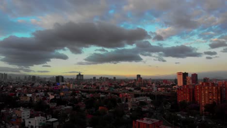 establecimiento de un atardecer en la ciudad de méxico.