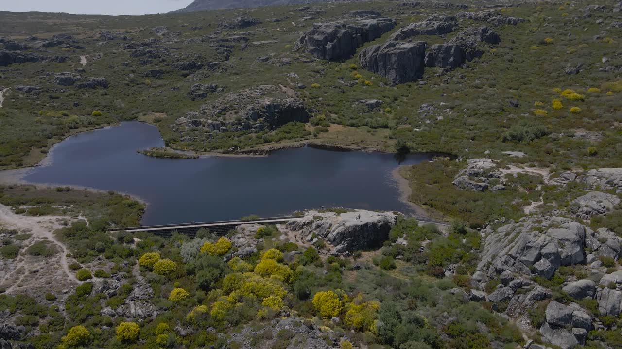 un dron empuja hacia abajo bajando hasta el borde de covão dos conchos
