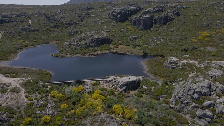 Un drone si abbassa verso il bordo di Covão dos Conchos