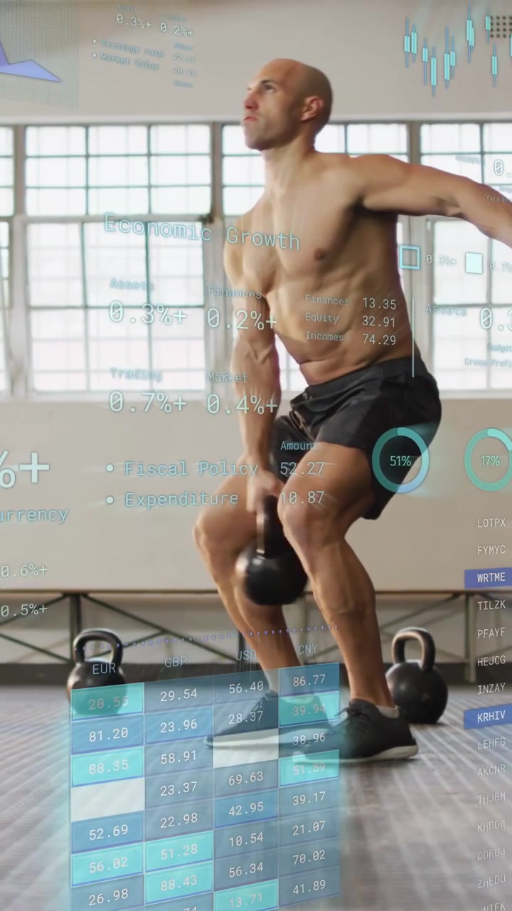 Video vertical: Hombre sin camiseta haciendo sentadillas, alcanzando y balanceando una pesa rusa hacia arriba, mientras una interfaz HUD rastrea su estado físico.