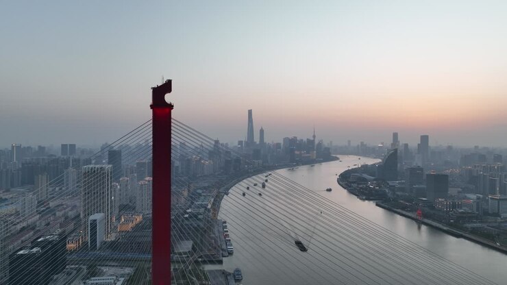 drohnen-aufnahme von sonnenuntergang und der wahrzeichenbrücke in shanghai, china