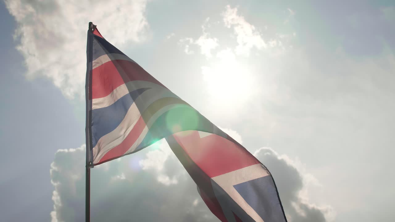 bandera británica y fondo soleado