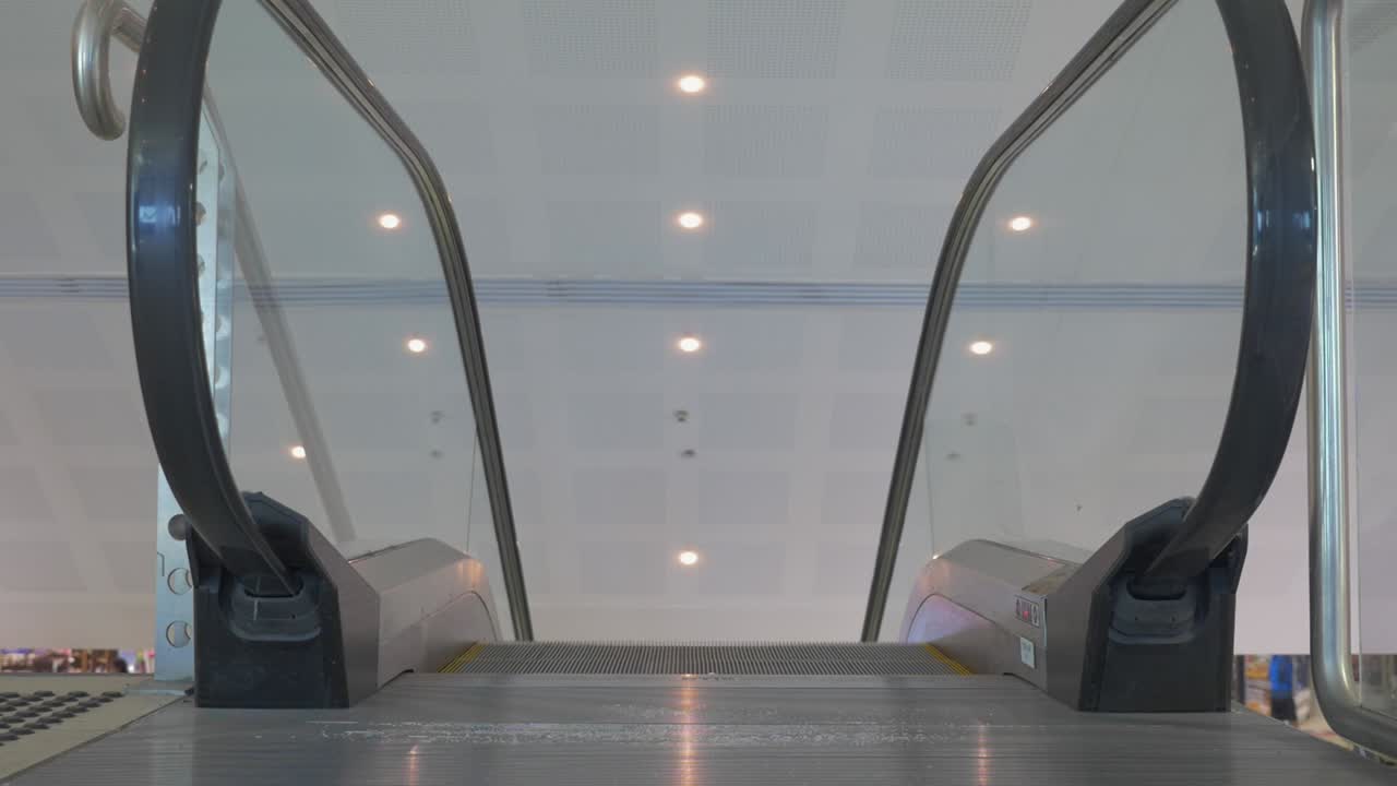 близко, вершина движущегося эскалатора в аэропорту