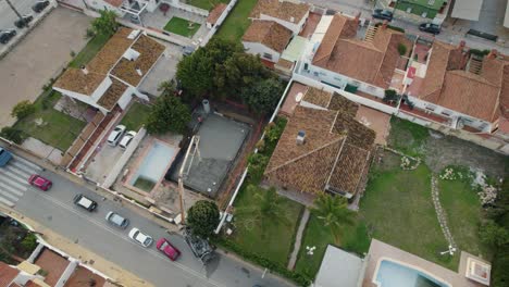 sitio de construcción en una zona residencial, grúa trabajando en el hormigón