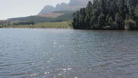 Luftaufnahme:-Fröhliche-Freunde-Springen-Vom-Steg-Im-See-Und-Haben-Spaß-Beim-Planschen-Im-Wasser.-Genießen-Sie-Die-Freiheit-Im-Sommerurlaub.-Drohne-über-Dem-Kopf