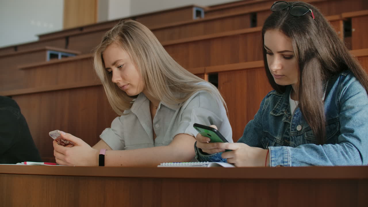 내향적인 학생들은 실제 세계에서 의사소통하지 않고 오직 온라인에서만 메시지를 작성합니다. 사회에서 현대적인 의사소통 문제.