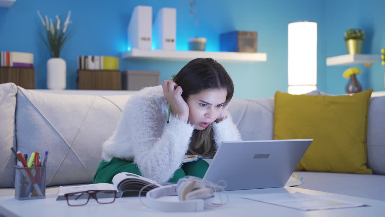 좌절된 젊은 여성, 혼란스럽습니다.