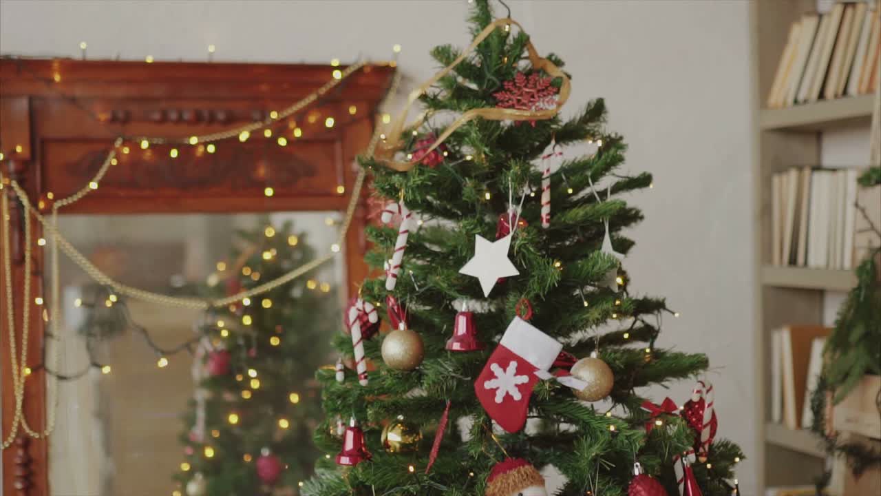 árbol de navidad decorado con adornos