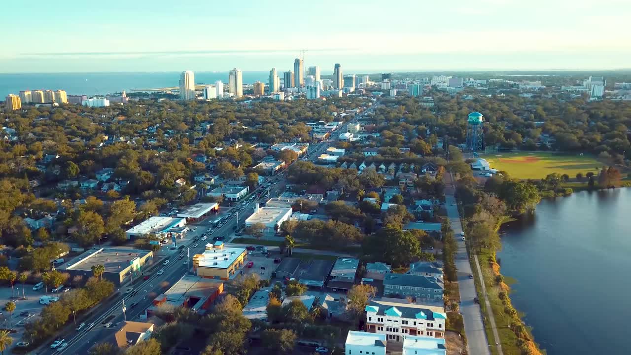 video aéreo de 4k del horizonte del centro a lo largo de 4th street north en st petersburgo, fl