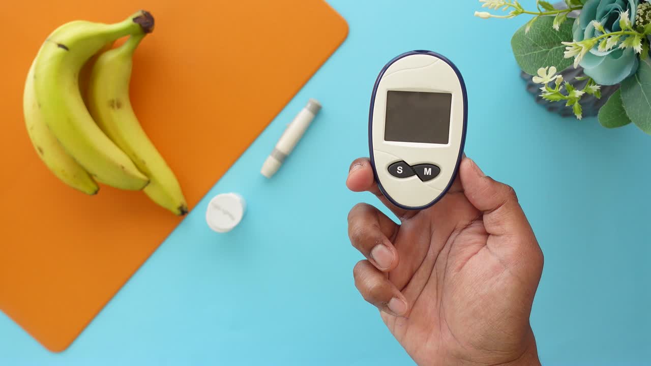 혈당 측정기로 혈당을 측정하는 사람