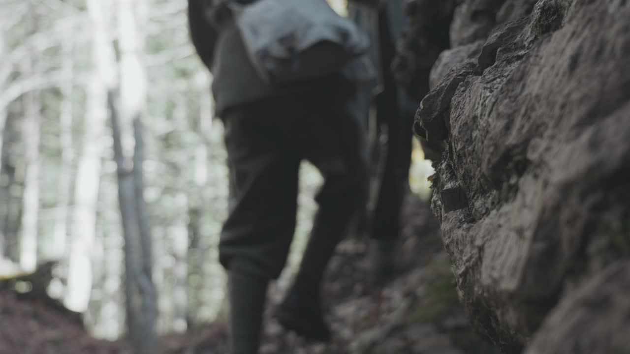 soldado en el campo toma rifle o armas preparándose para el asalto