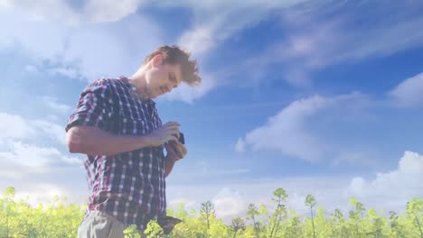 puntos de luz contra un fotógrafo caucásico haciendo clic en imágenes con una cámara digital al aire libre