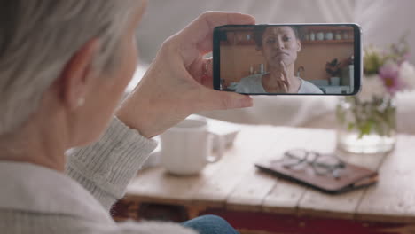 mujer madura haciendo video chat usando un teléfono inteligente madre sorda hablando con su hija con lenguaje de señas disfrutando de la conversación con la familia en el teléfono móvil comunicación con discapacidad auditiva