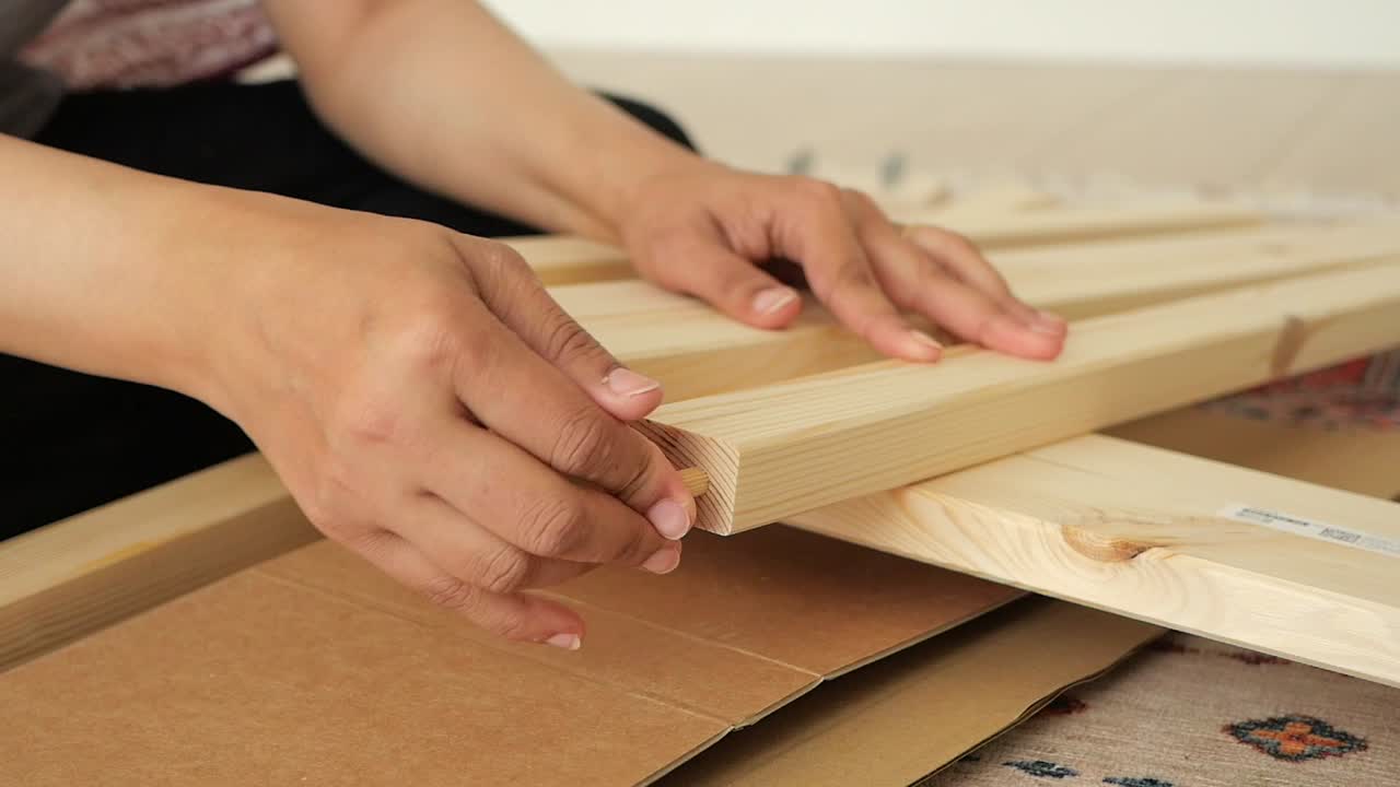 assemblaggio di mobili in legno