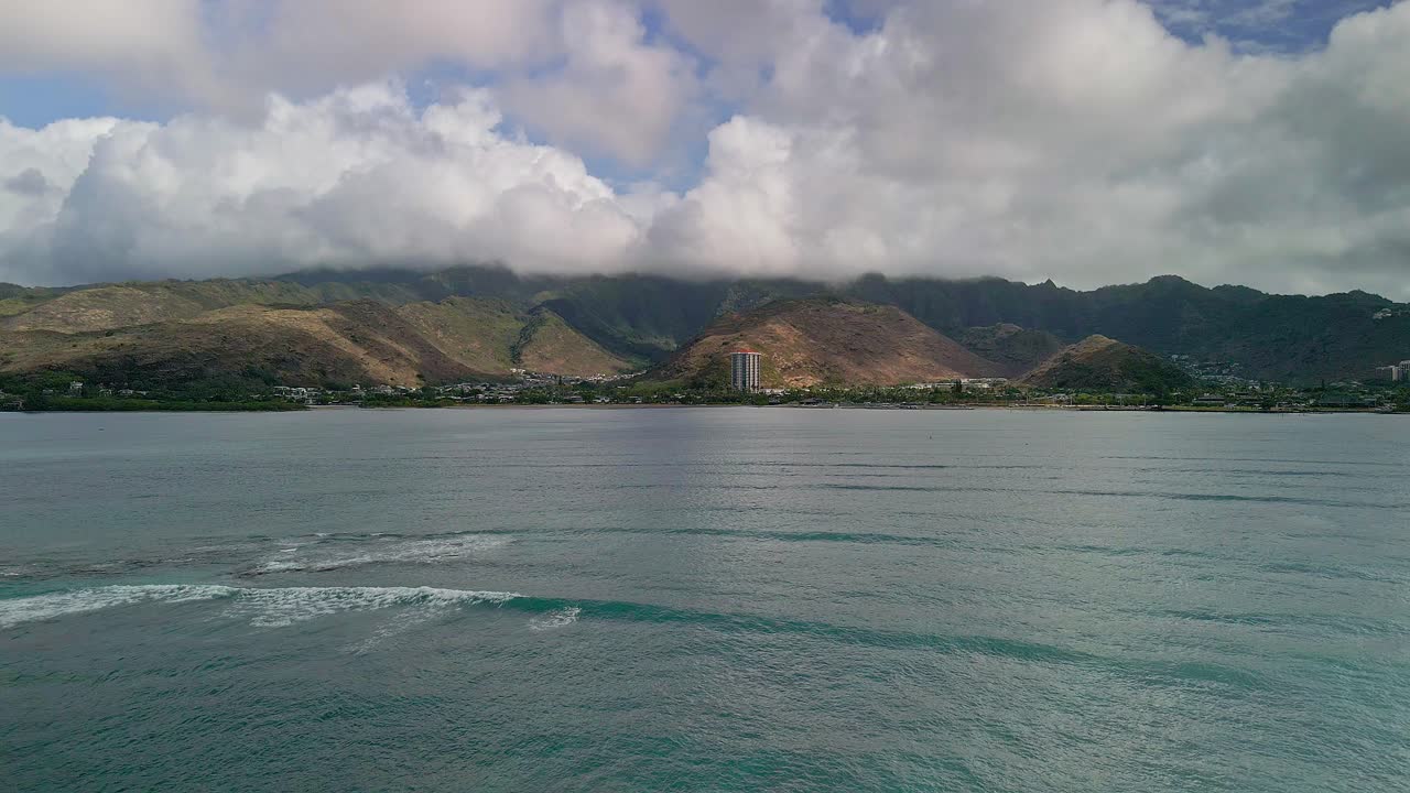 산과 구름이 있는 하와이 해안선의 공중 전망