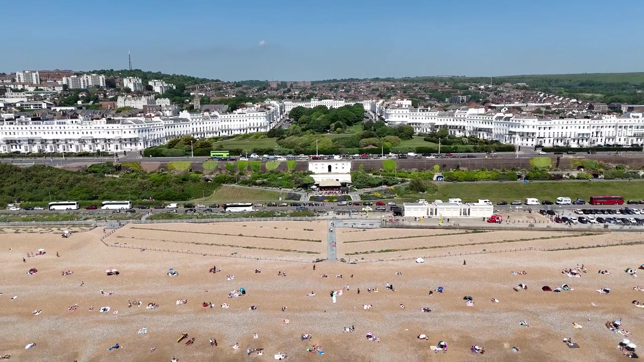 Bellissimo video aereo che cattura Black Rock Beach, i giardini di Sussex Square e l'accogliente caffè Reading Room accanto all'iconica costa marittima di Brighton.