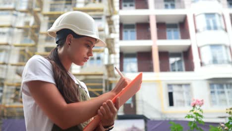 ingeniera inspeccionando el sitio de construcción