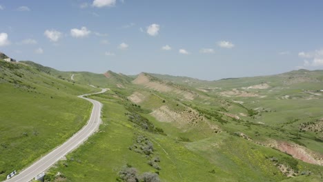 沿著一條<unk>曲的空路飛過山地的空中景色