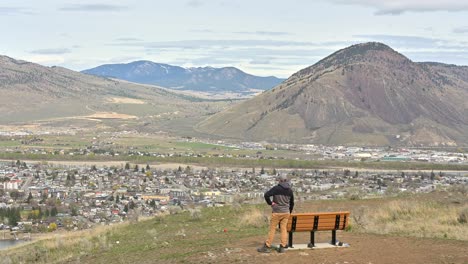 un momento de serenidad en un banco con una vista de mount paul en kamloops bc