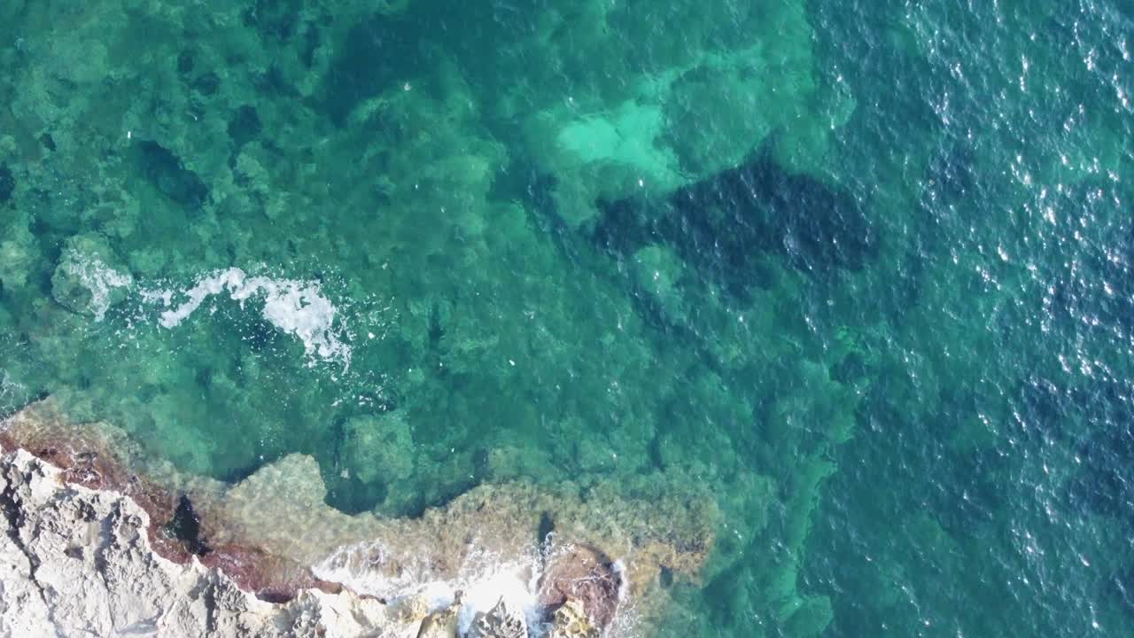 vista panorámica de los acantilados de piedra caliza y turquesa