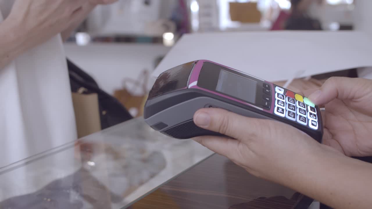 매장에서 결제를 위해 스마트폰을 사용하는 고객