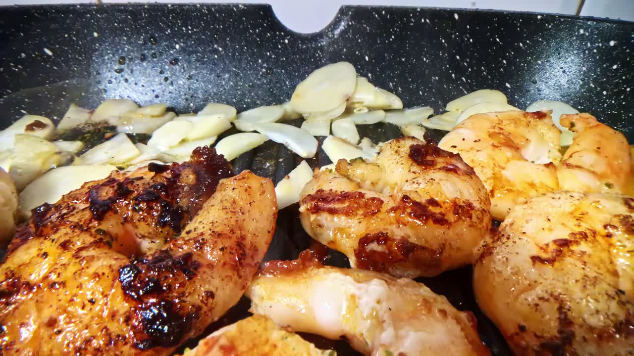 Primo piano dall'alto di verdure per fajitas e gamberetti che sfrigolano in padella con vapore e colori intensi
