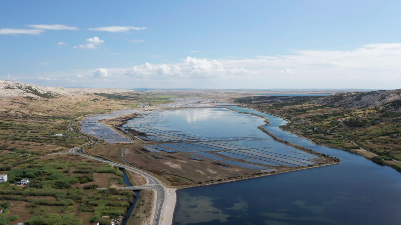 vista aérea de la granja de sal marina solana pag en pag, croacia