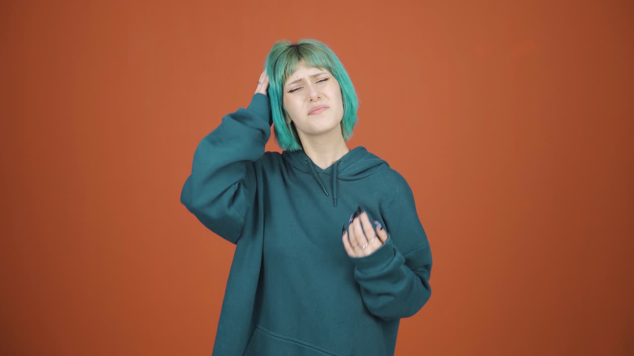 la joven que mira a la cámara tiene picazón.