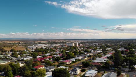 vista aérea sobre el paisaje urbano, hacia la estructura más alta, el silo de maní de kingaroy, día soleado, en australia - aumento, disparo de drones