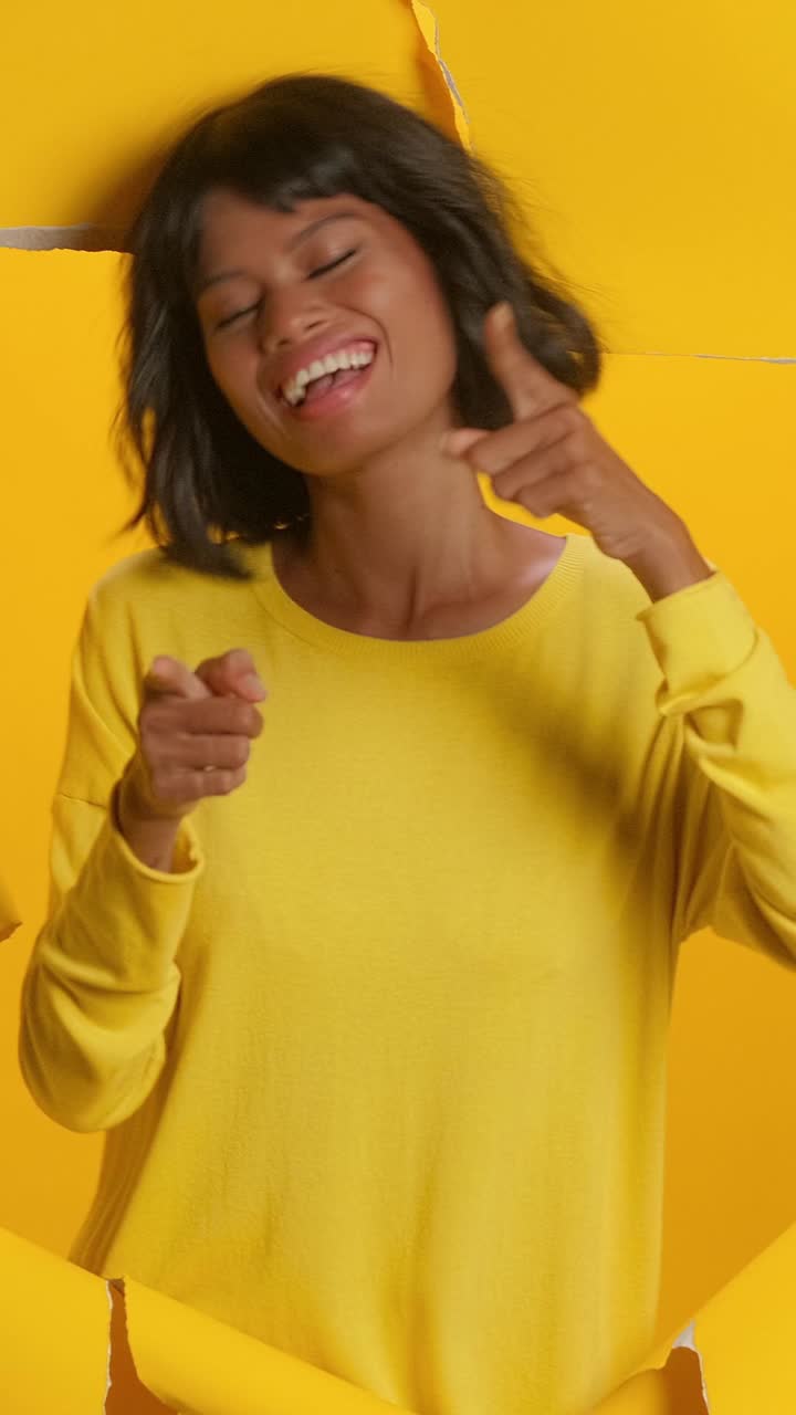 momentos brillantes de conexión con la mujer en un entorno vibrante