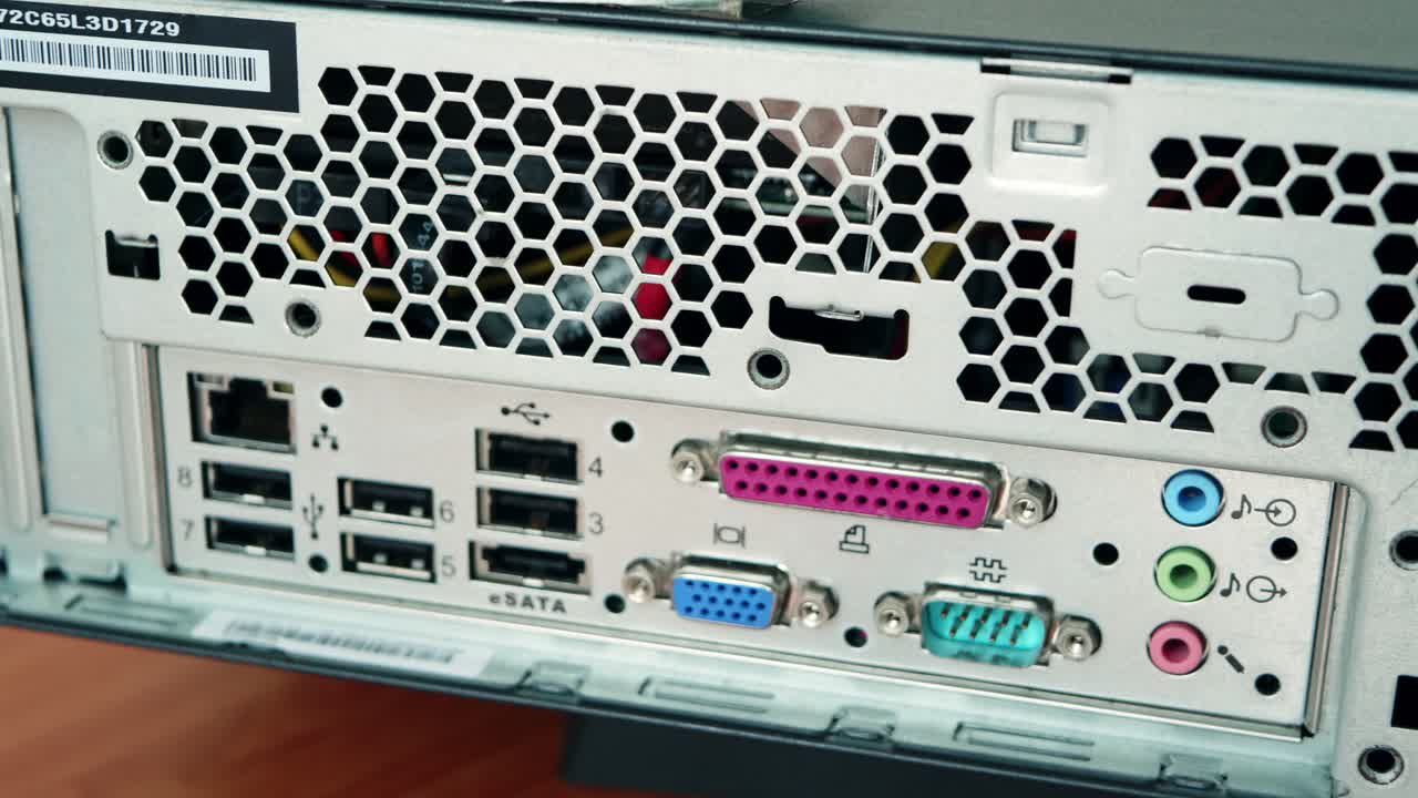 컴퓨터 뒷면에 있는 인터페이스 상자의 슬라이더 슬로우 모션