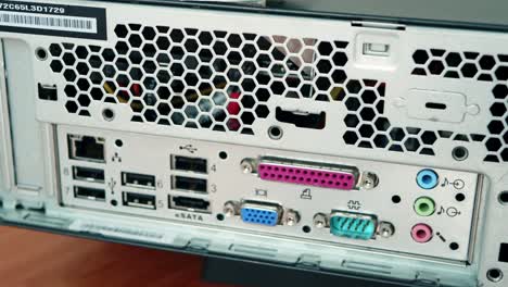 deslizador de cámara lenta de la caja de interfaz en la parte posterior de la computadora