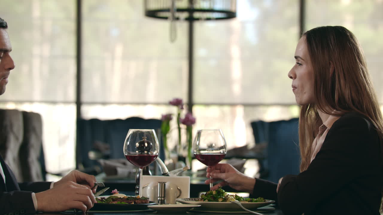 커플이 레스토랑에서 저녁을 먹고, 남녀가 카페에서 와인을 마시고
