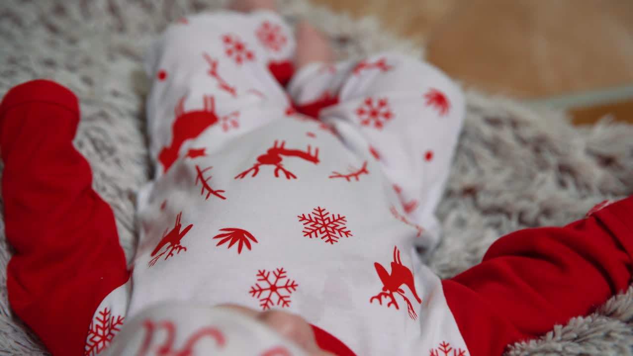 un bebé con ropa de año nuevo