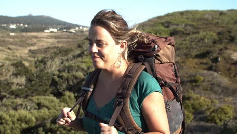 mujer de mediana edad feliz con mochila de campamento