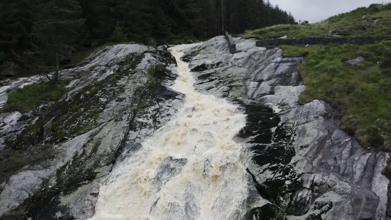 cascada de glenmacnass en las montañas de wicklow, irlanda