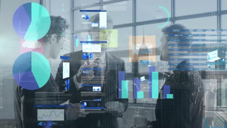 animación de datos gráficos que se mueven en la interfaz digital, colegas caucásicos discutiendo en la oficina