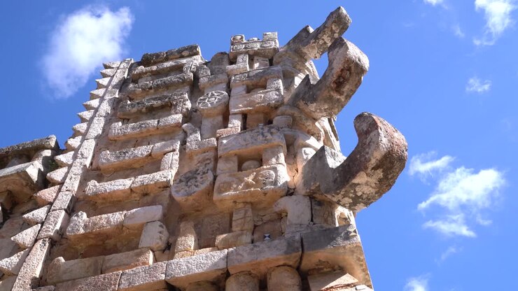 Muitas Representações do Rosto de Chaac, Deus Maia da Chuva, Adornam o Exterior de um Templo no México