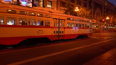 tren pasa por calle muy transitada