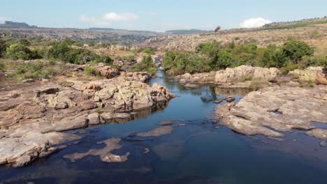 río que fluye a través de la cordillera de drakensberg sudáfrica