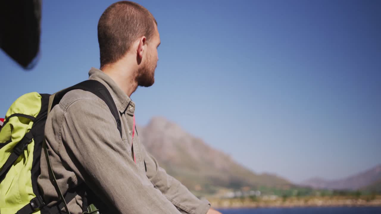 hombre caucásico disfrutando del paisaje