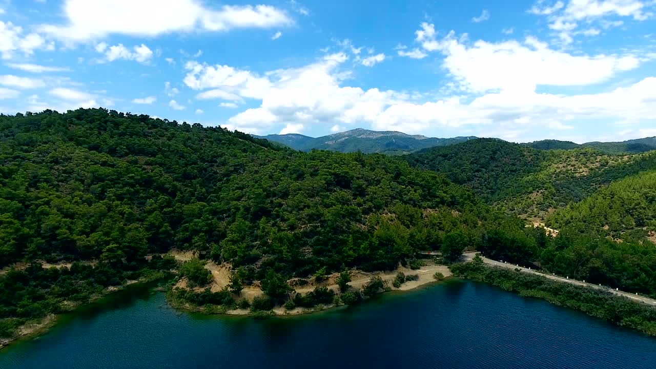 vista aérea. elevándose sobre el hermoso lago y el bosque. día soleado. toma de cámara aérea. panorama del paisaje.