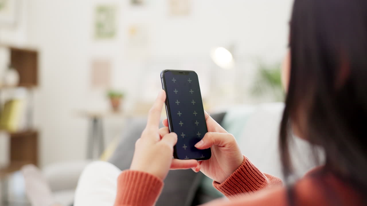 chromakey, 휴대폰과 앱을 스크롤하는 여성