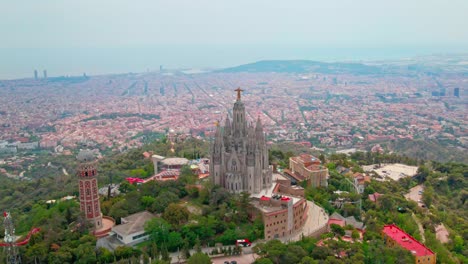 Imágenes-Aéreas-De-Drones-4k-Del-Tibidabo-En-Barcelona,-Mostrando-La-Majestuosa-Montaña,-El-Icónico-Parque-De-Atracciones-Y-Vistas-Panorámicas