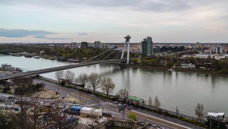 puente ovni o snp en bratislava, eslovaquia, vista de lapso de tiempo de tráfico borroso