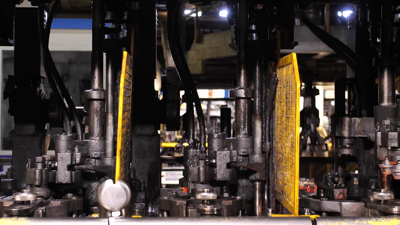 The process of making glass bottles glassworks